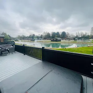 https://mulberry-lodge-with-hot-tub.yorkshirehotels.net